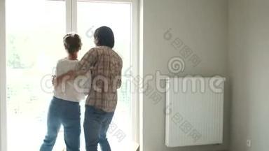 年轻夫妇正在检查他的新家。 搬家后维修，买新家.. 新婚夫妇买了房地产